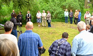 Andacht am Grab des unbekannten Soldaten in Warthe - Anklicken zum Vergrern (201 kByte)