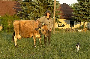 10-Juliane-mit-Claudi-und-Lilian-vor-dem-Haus-07-06-2015.jpg