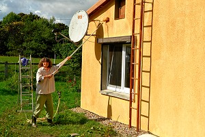 Juliane beim Streichen der Auenwand der Ferienwohnung - Anklicken zum Vergrern (201 kByte)