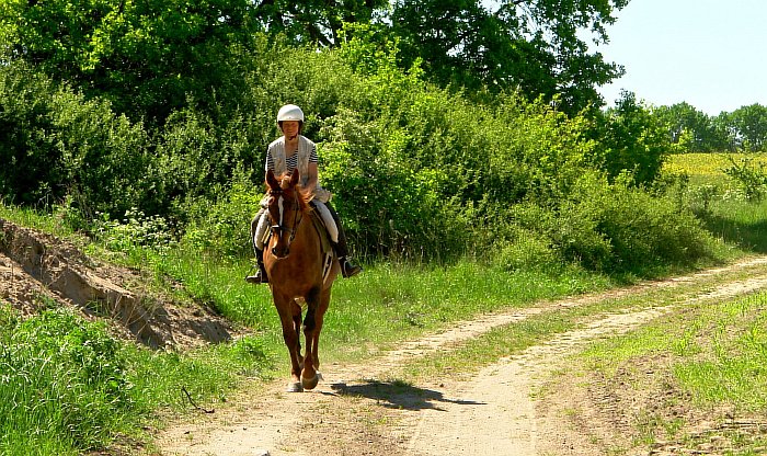 25-Juliane-und-Balanga-auf-dem-Feldweg.jpg