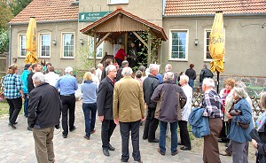 Besucher vor dem Gasthaus Drei Eichen in Warthe - Anklicken zum Vergrern (187 kByte)